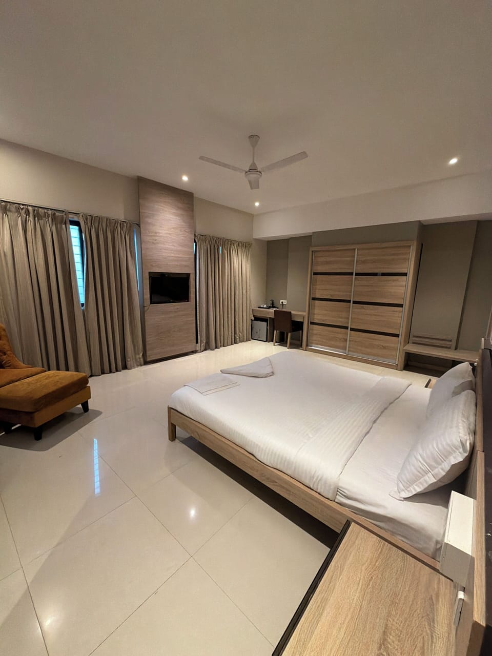Grand Studio Suite | Laptop workspace, free WiFi, bed sheets