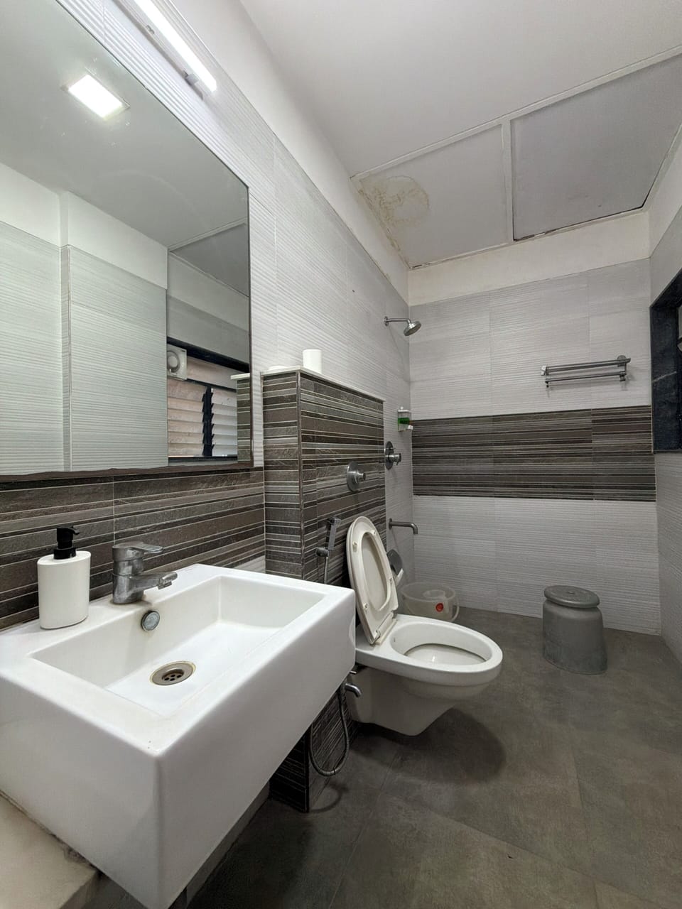 Grand Studio Suite | Bathroom | Shower, towels, soap, shampoo