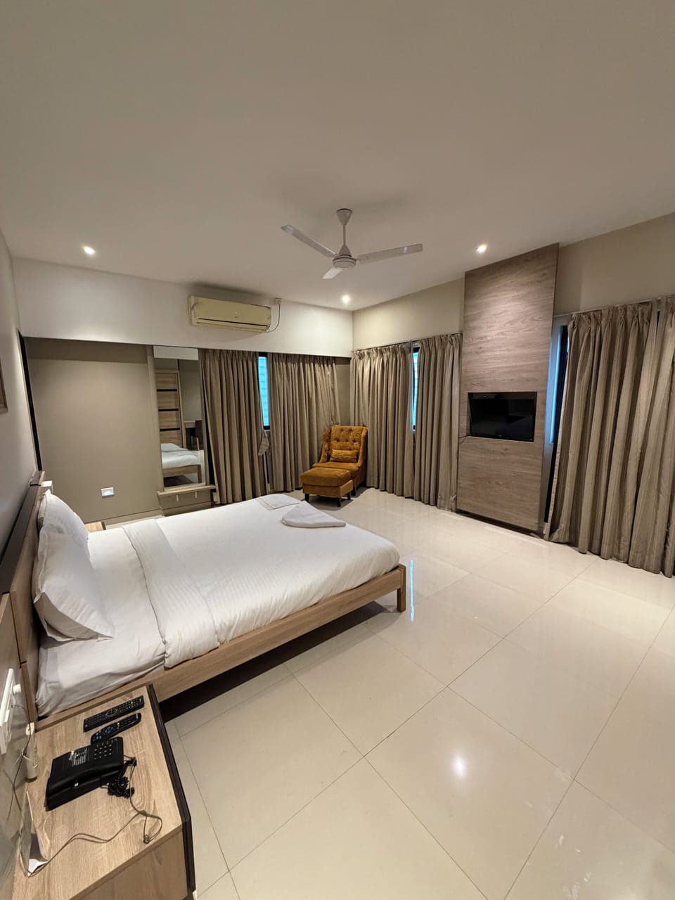 Grand Studio Suite | Laptop workspace, free WiFi, bed sheets