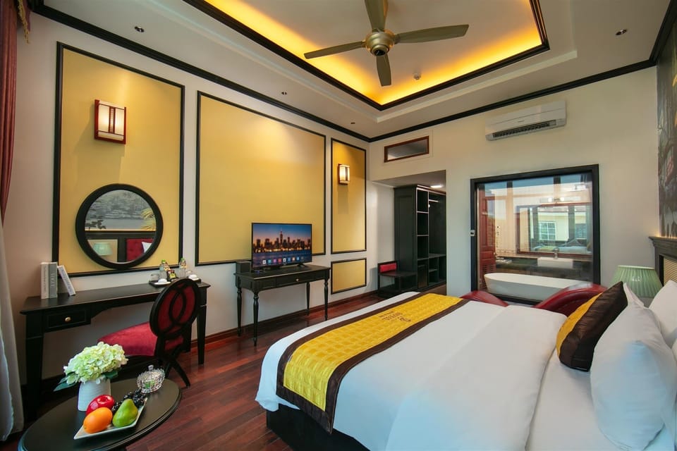 Executive Double Room, Courtyard View | Bathroom | Shower, free toiletries, hair dryer, bathrobes
