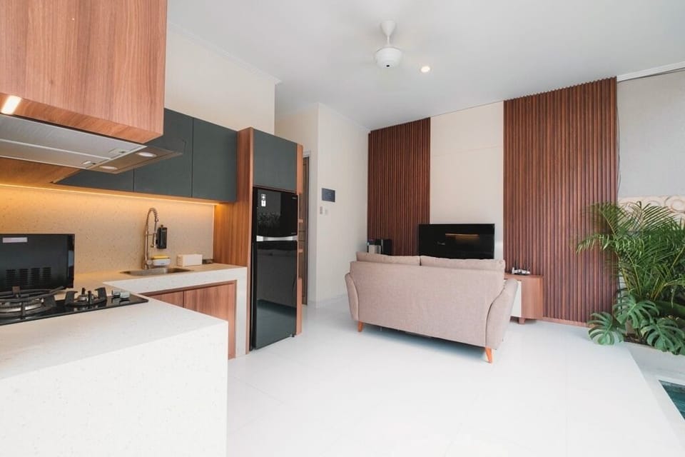 Deluxe Room | Desk, bed sheets