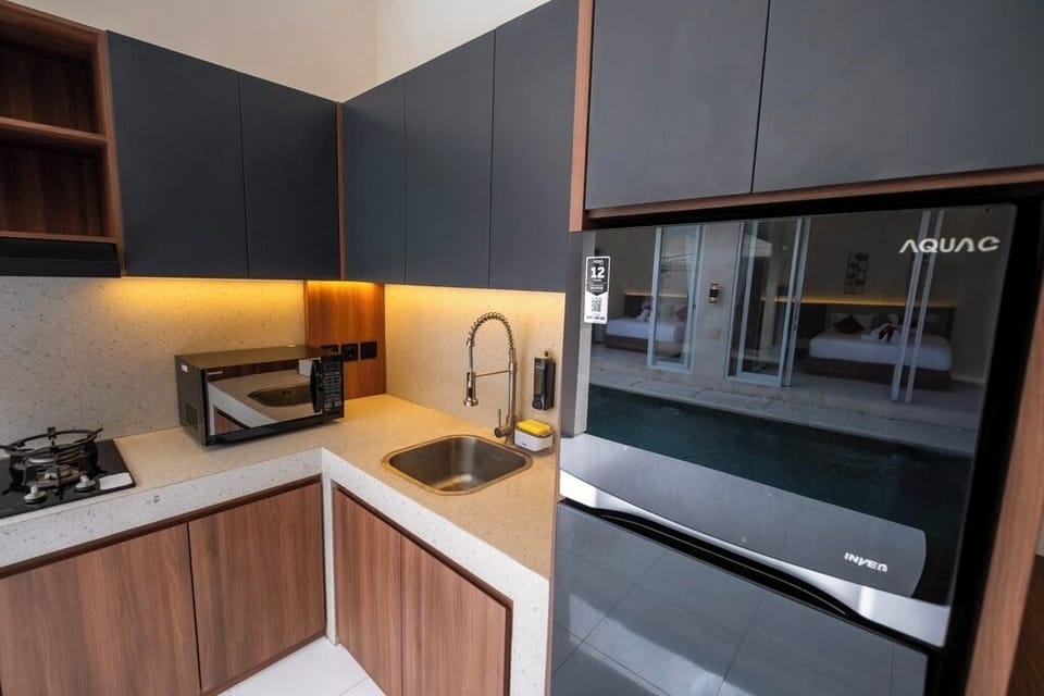 Deluxe Room | Private kitchen | Fridge, microwave, dishwasher, coffee/tea maker