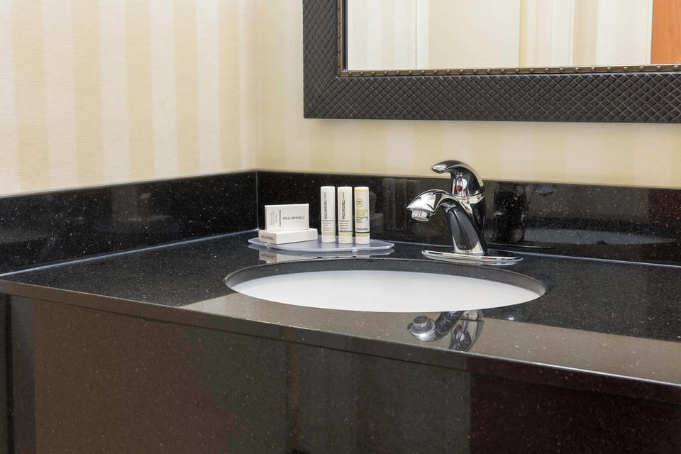 Combined shower/tub, designer toiletries, hair dryer, towels
