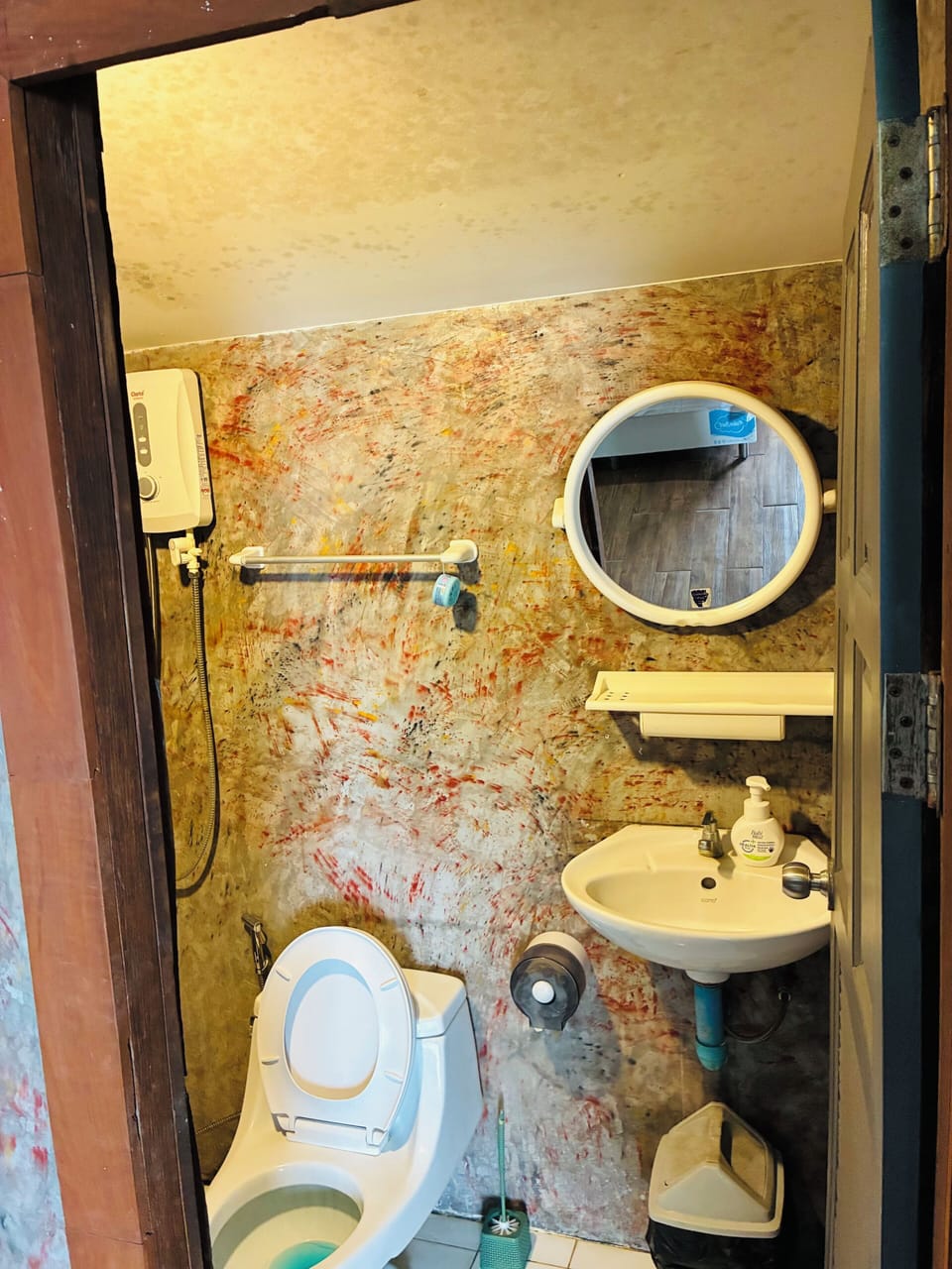 Classic Studio, Mountain View | Bathroom | Shower, free toiletries, hair dryer (on request), towels