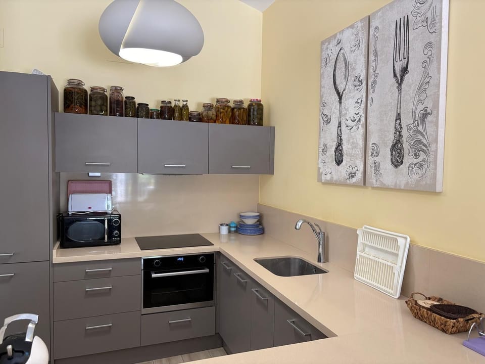 Comfort Villa, Garden View | Private kitchen | Electric kettle