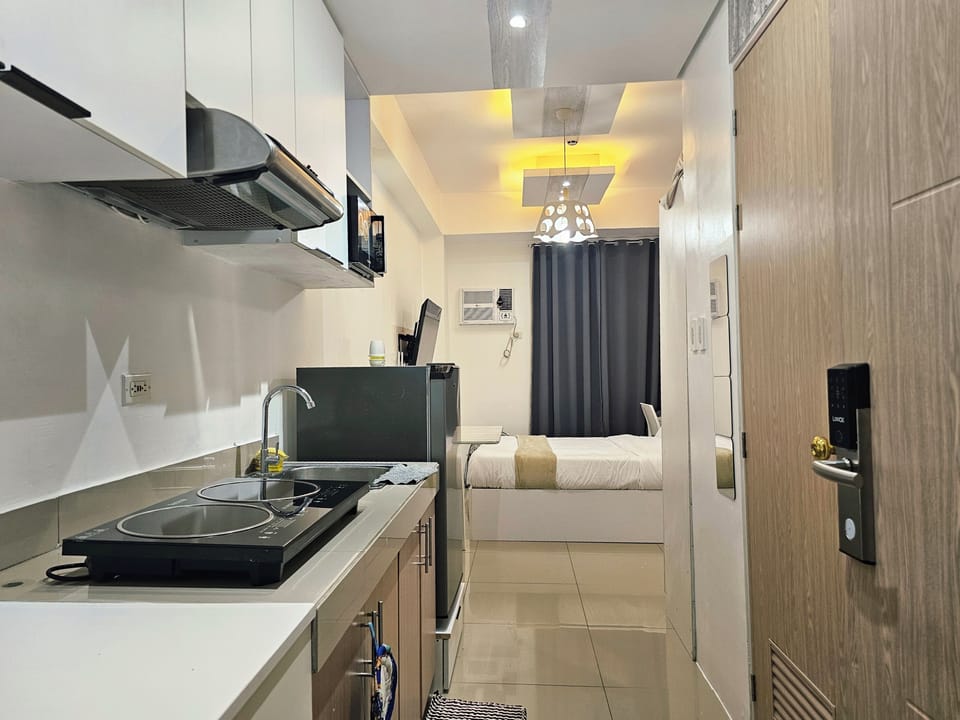Standard Studio, City View | Private kitchen | Fridge, microwave, stovetop, electric kettle