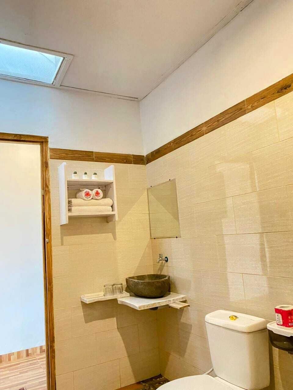 Deluxe Double Room, Balcony, Garden View | Bathroom | Shower, free toiletries, hair dryer, towels