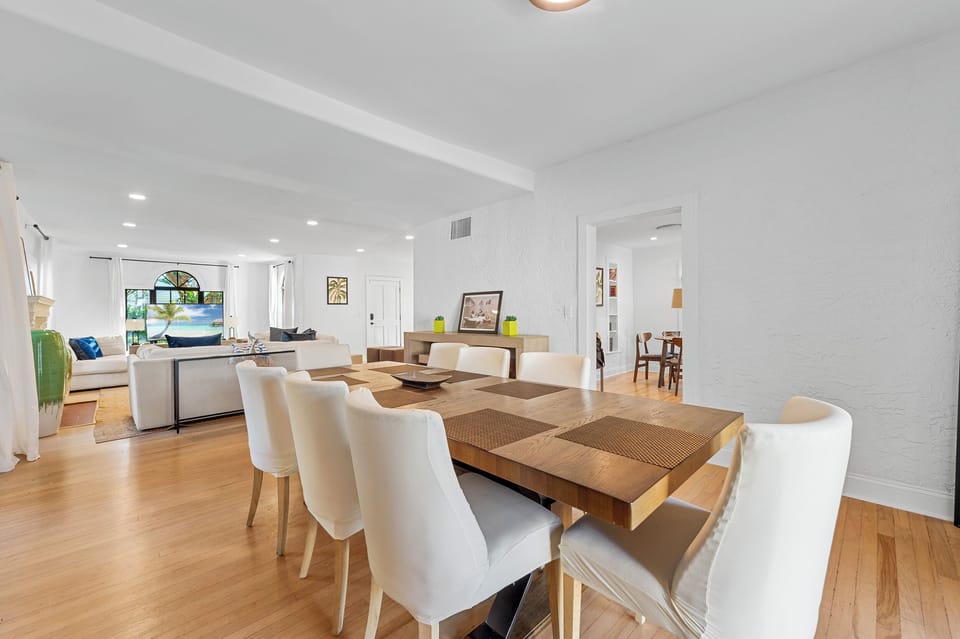 Dining Room: Bright and inviting space perfect for meals and memories with loved ones!