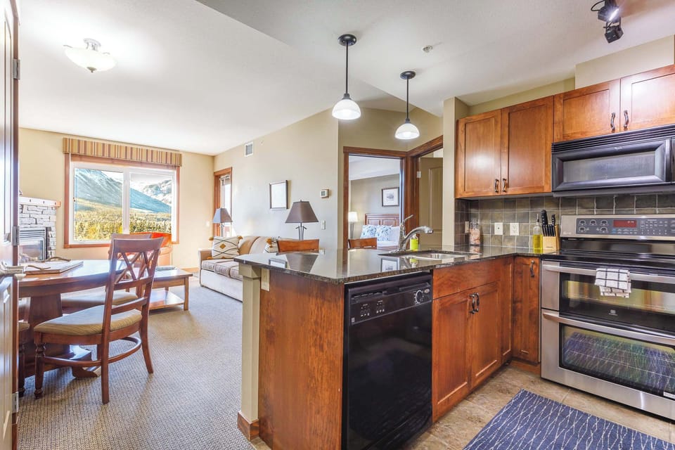 The spacious kitchen has everything you need to cook up a storm. You can also order take out delivered straight to your door, or take advantage of the short walk to excellent restaurants and cafes all over Canmore.