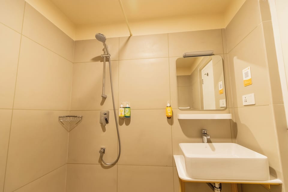 Executive Twin Room | Bathroom | Shower, free toiletries, hair dryer, towels