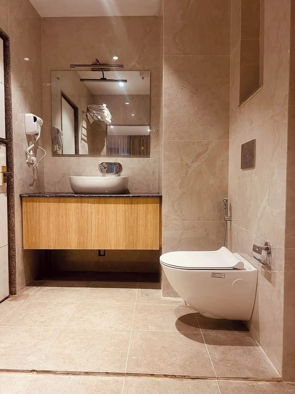 Deluxe Room, 1 Bedroom | Bathroom | Separate tub and shower, free toiletries, hair dryer, towels