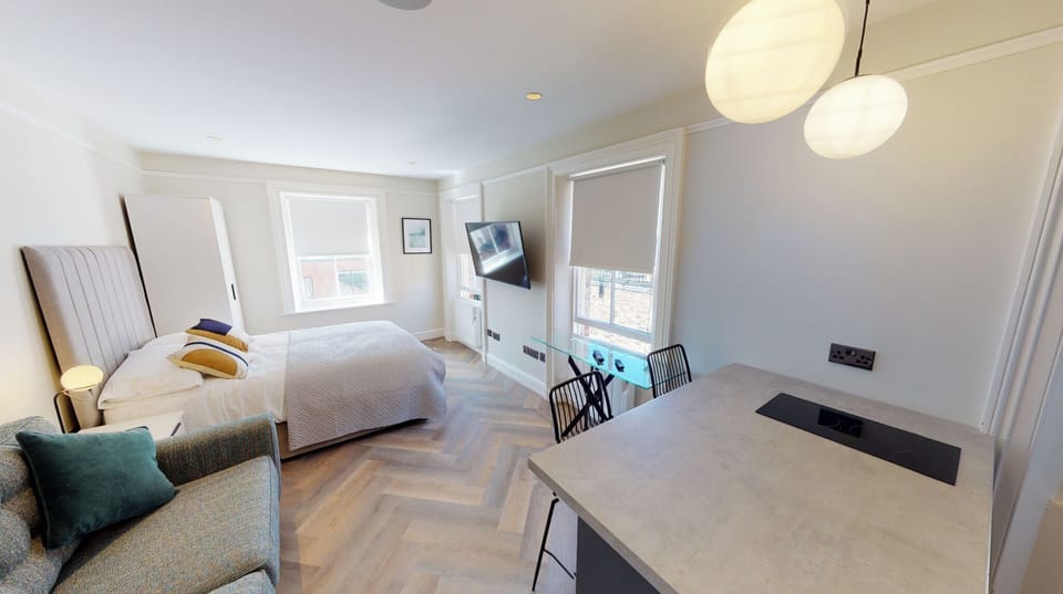This bright open-plan studio features a comfortable double bed, a sofa bed, Smart TV with Netflix, a private kitchenette, and a breakfast bar—all with fresh bedding and towels provided for every guest.
