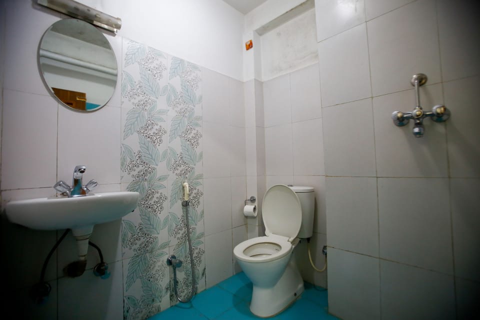 Standard Twin Room, Private Bathroom | Bathroom | Shower, free toiletries, slippers, towels
