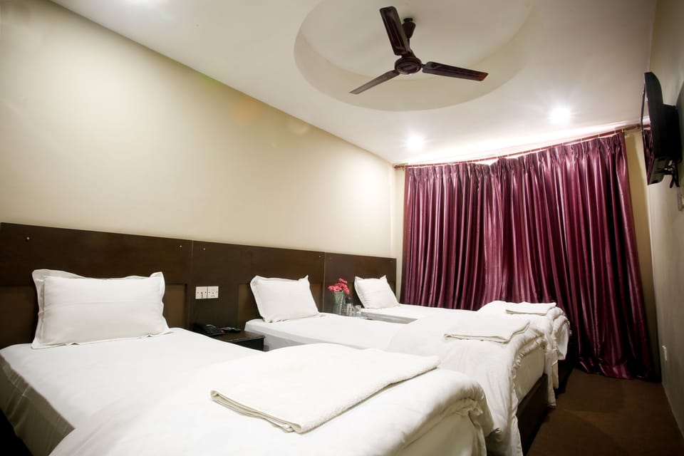 Standard Triple Room, 3 Twin Beds, Private Bathroom | Desk, iron/ironing board, free WiFi