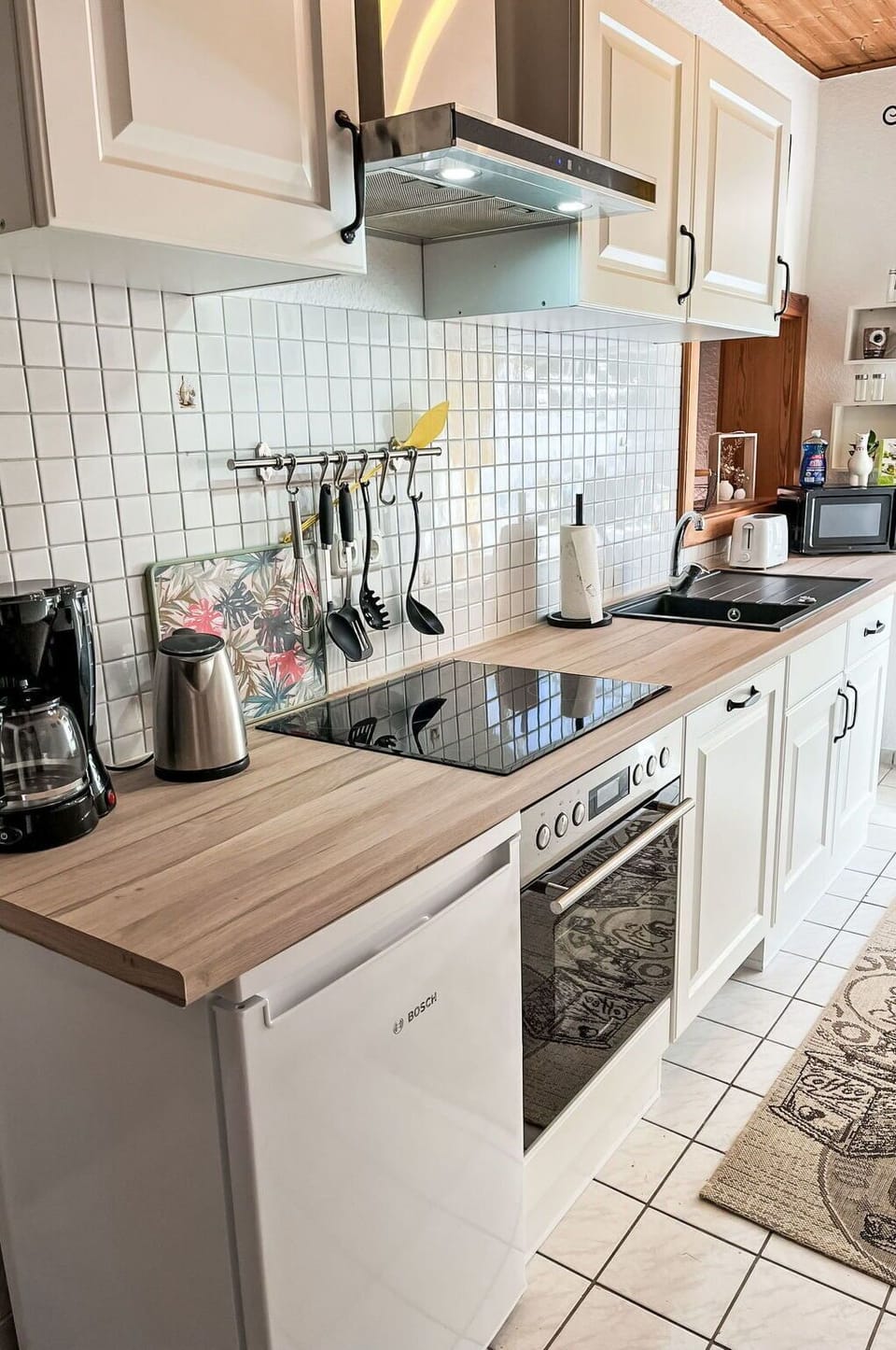 Kitchen, Kitchen Appliance, Countertop, Major Appliance, Cabinetry, Home Appliance, Interior Design, Flooring, Furniture, Tap