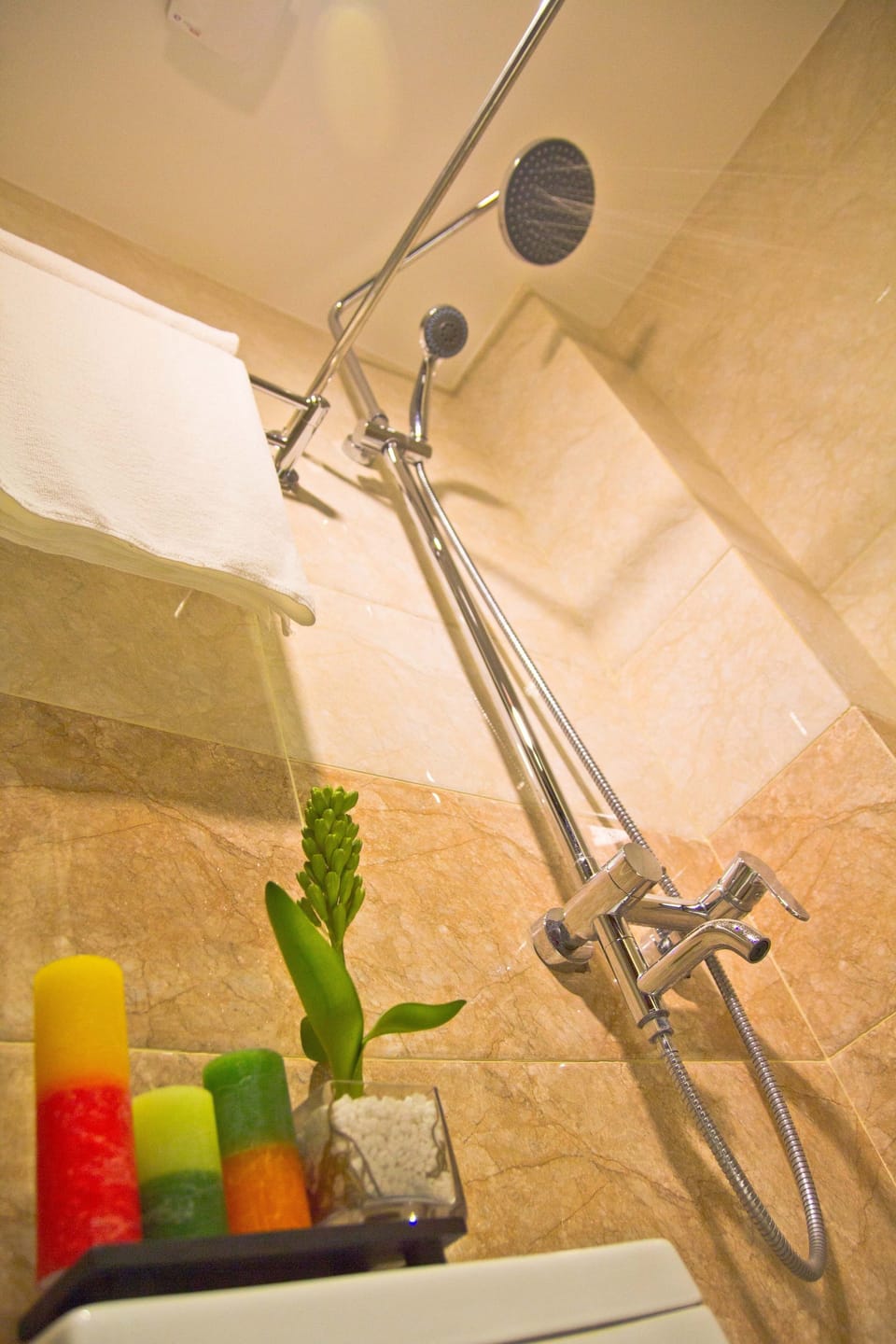 Deluxe Room | Bathroom | Shower, rainfall showerhead, free toiletries, bidet