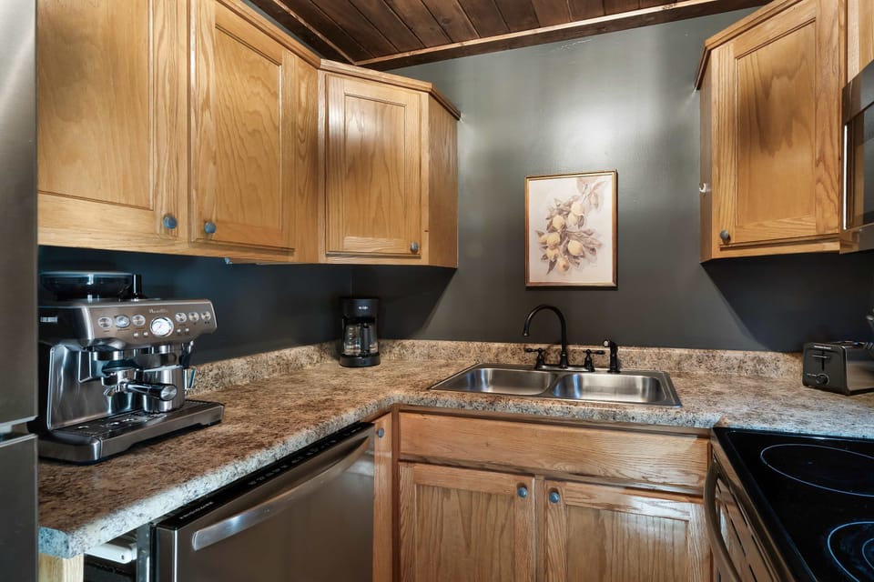 Unleash your culinary creativity in this stylish, well-equipped kitchen!