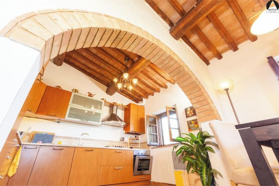 Fully fitted kitchen with dishwasher