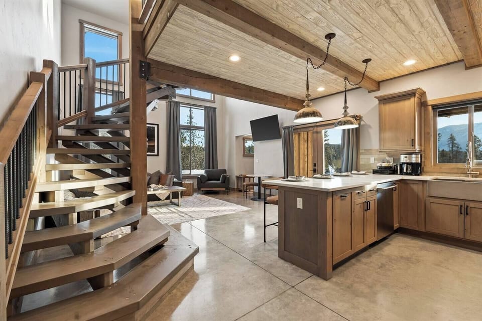 Fully stocked kitchen and family room