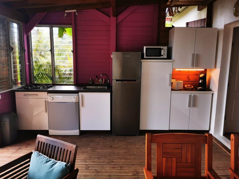 gite-horizon-balisiers-table-repas-bois-terrasse-couverte