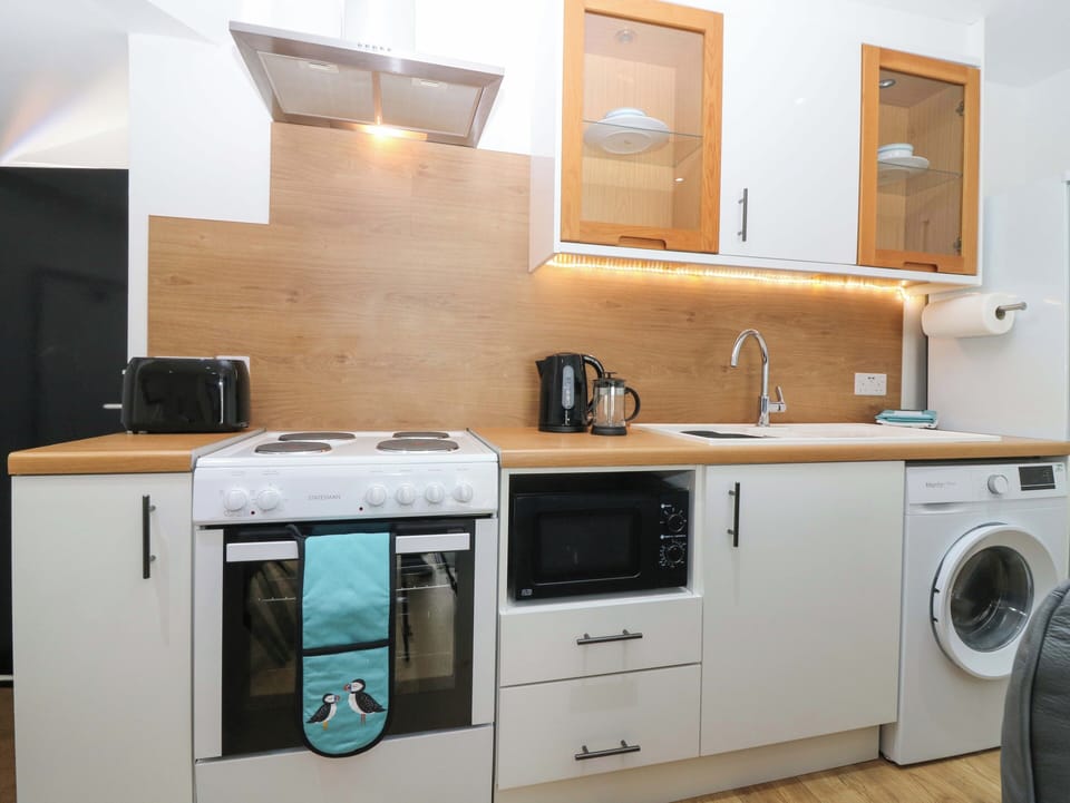 Fridge, microwave, toaster, cookware/dishes/utensils