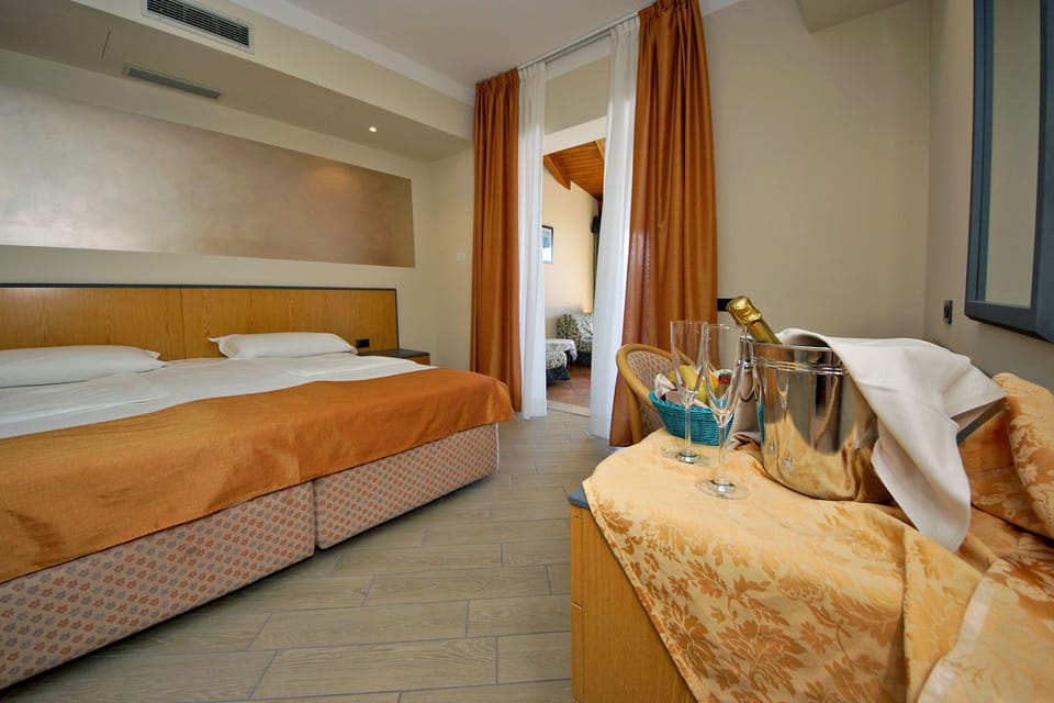 Suite, Lake View | Minibar, in-room safe, soundproofing, free cribs/infant beds