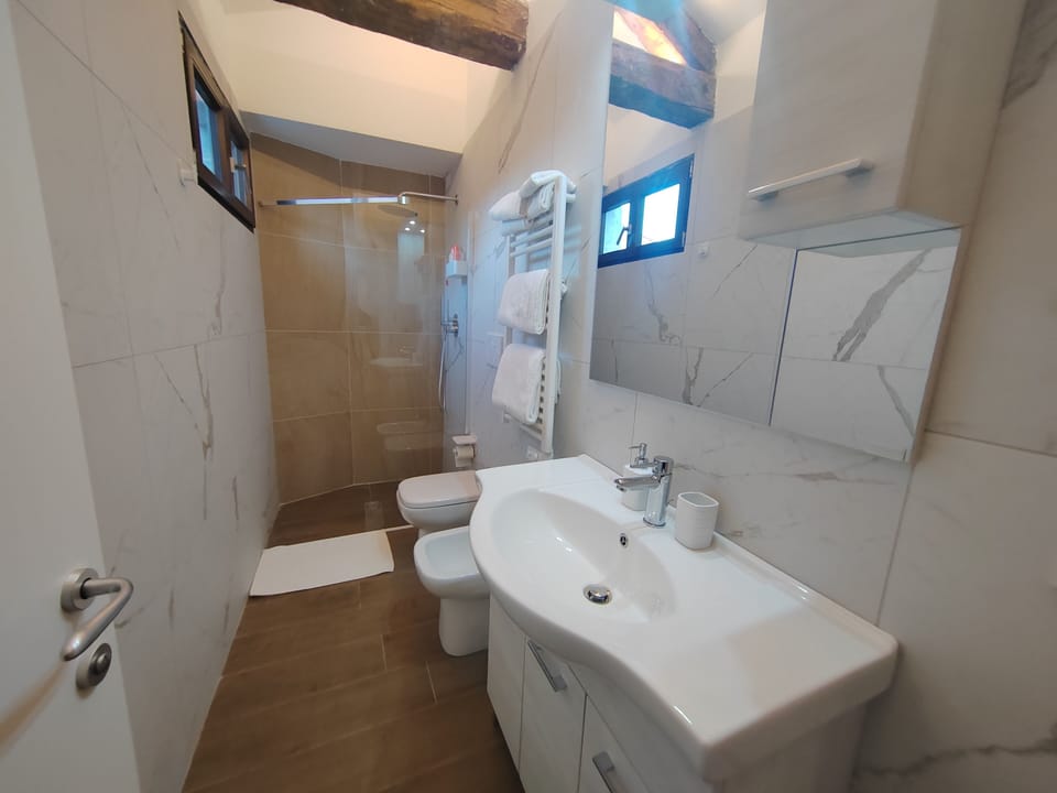 Superior Double Room | Bathroom | Shower, hair dryer, towels, soap