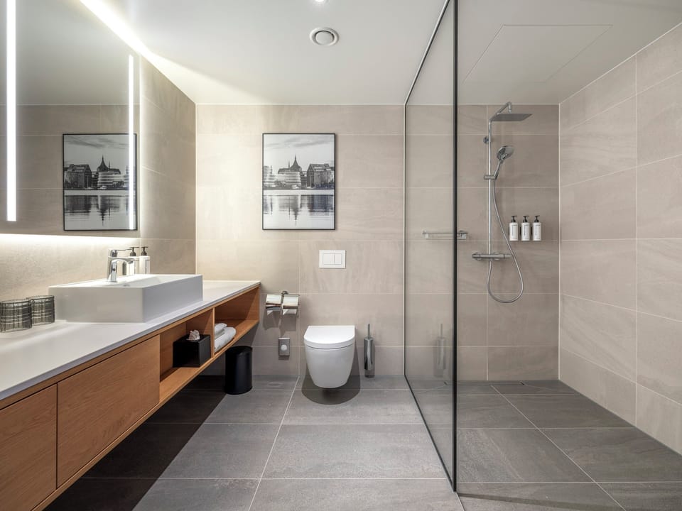 Standard Double Room, Mobility Accessible | Bathroom | Shower, rainfall showerhead, free toiletries, hair dryer