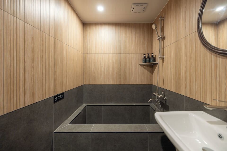 Deluxe Double Room | Bathroom | Hair dryer, bathrobes, slippers, bidet