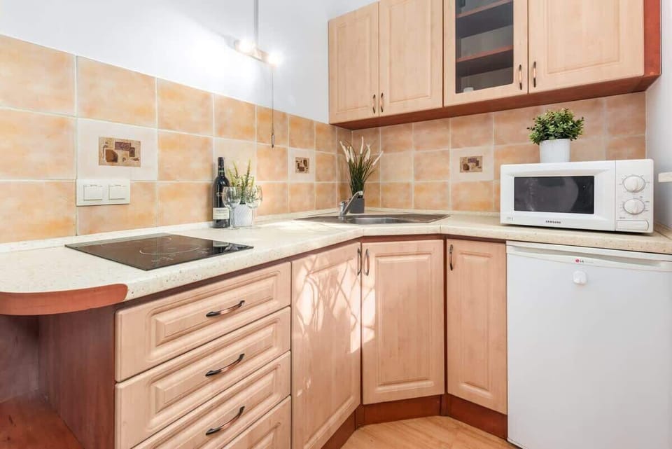 Fully equipped kitchenette. 