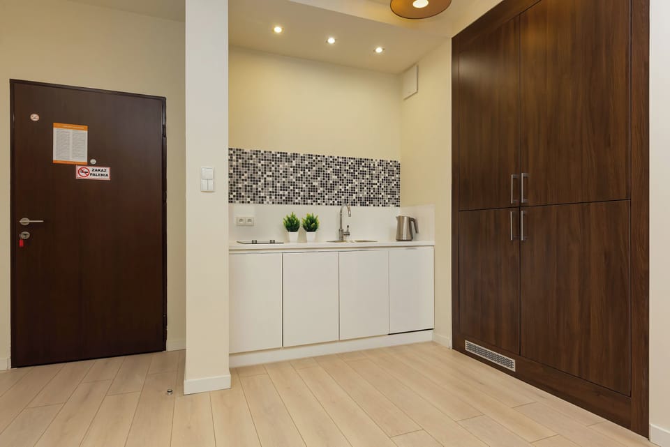 Kitchenette with plenty of kitchen utensils and dishes. 