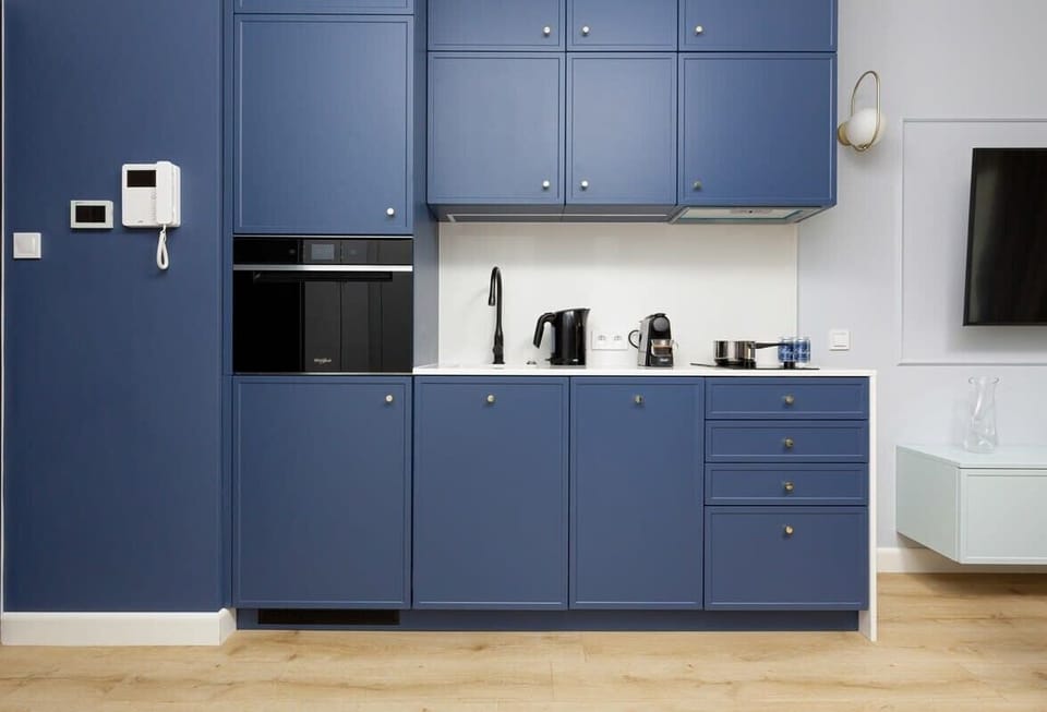 Fully equipped kitchenette with a fridge and freezer, an oven with a microwave function, a dishwasher, an induction hob, a coffee machine and electric kettle.