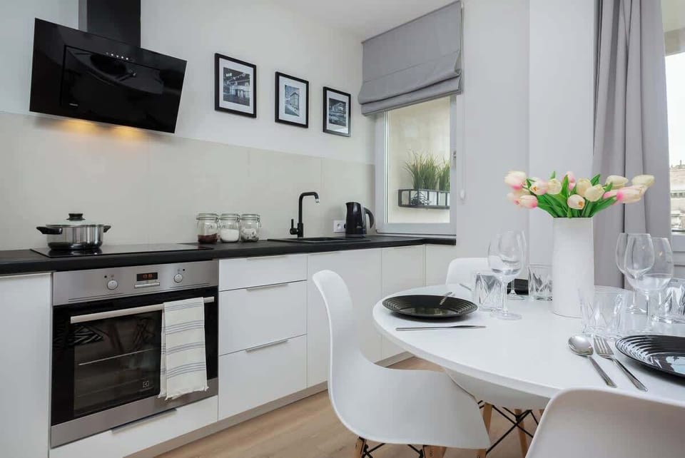 Kitchenette and dining table