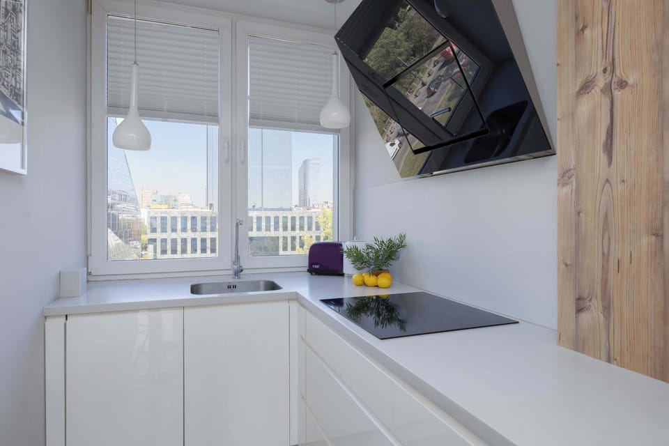 Bright and modern kitchen, fully equipped.