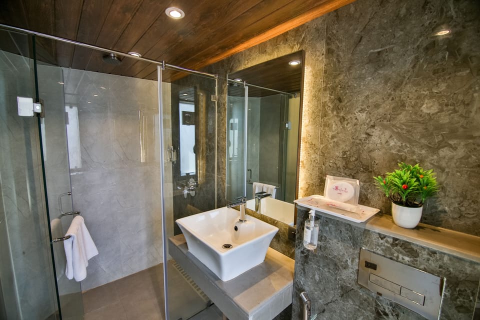 Premium Room | Bathroom | Shower, towels
