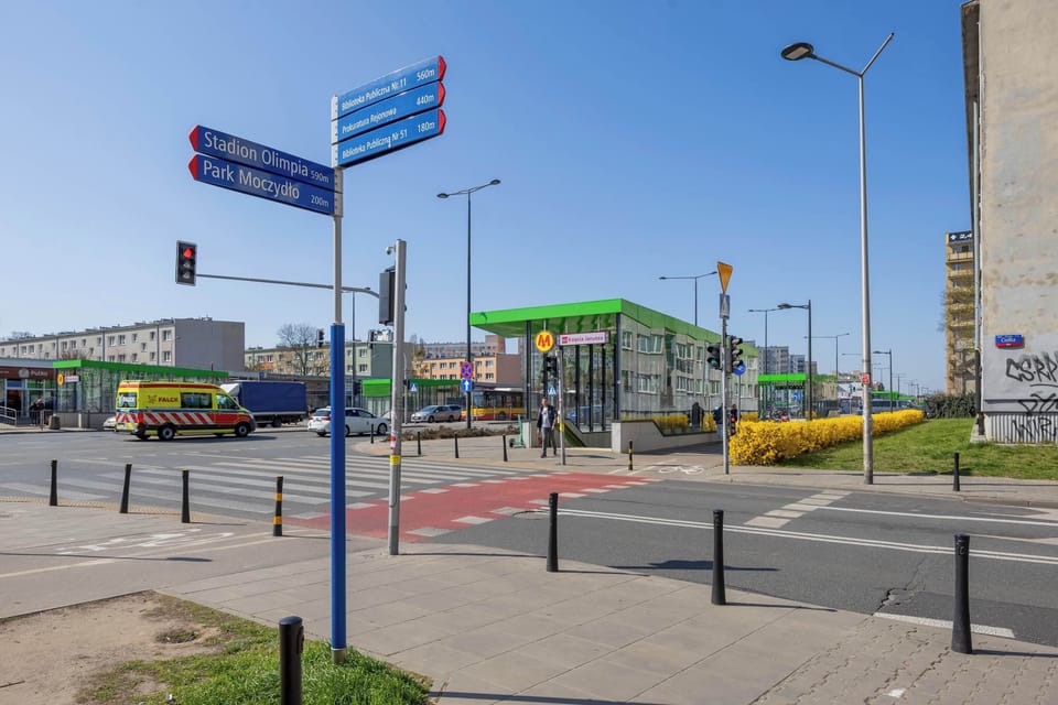 Nearby shops and public transport make everyday life easy without needing a car.