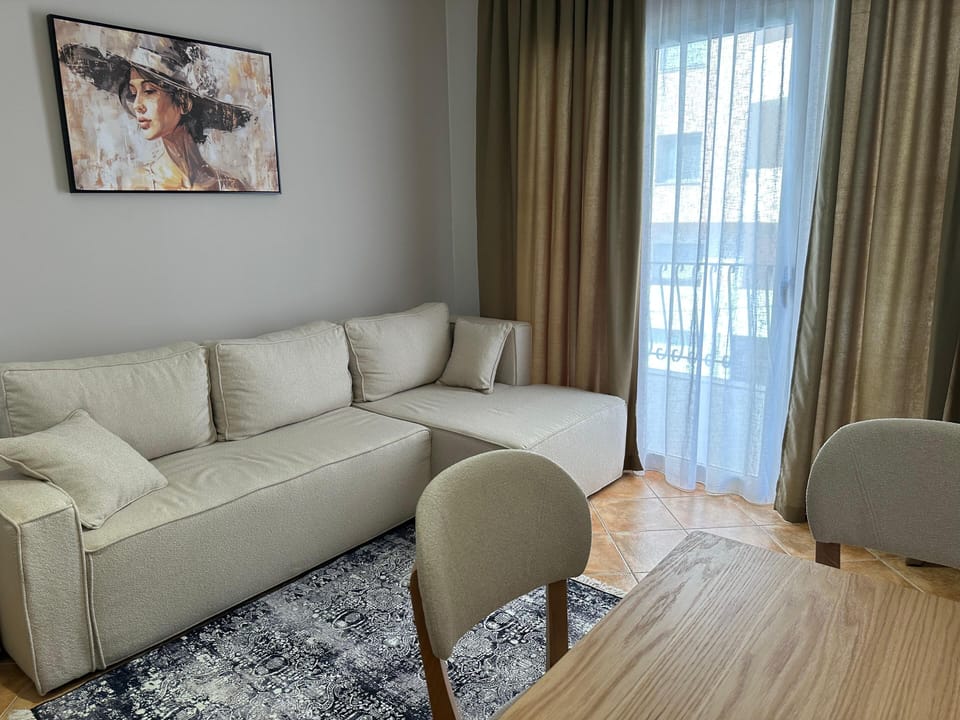 Apartment | Living area | Flat-screen TV