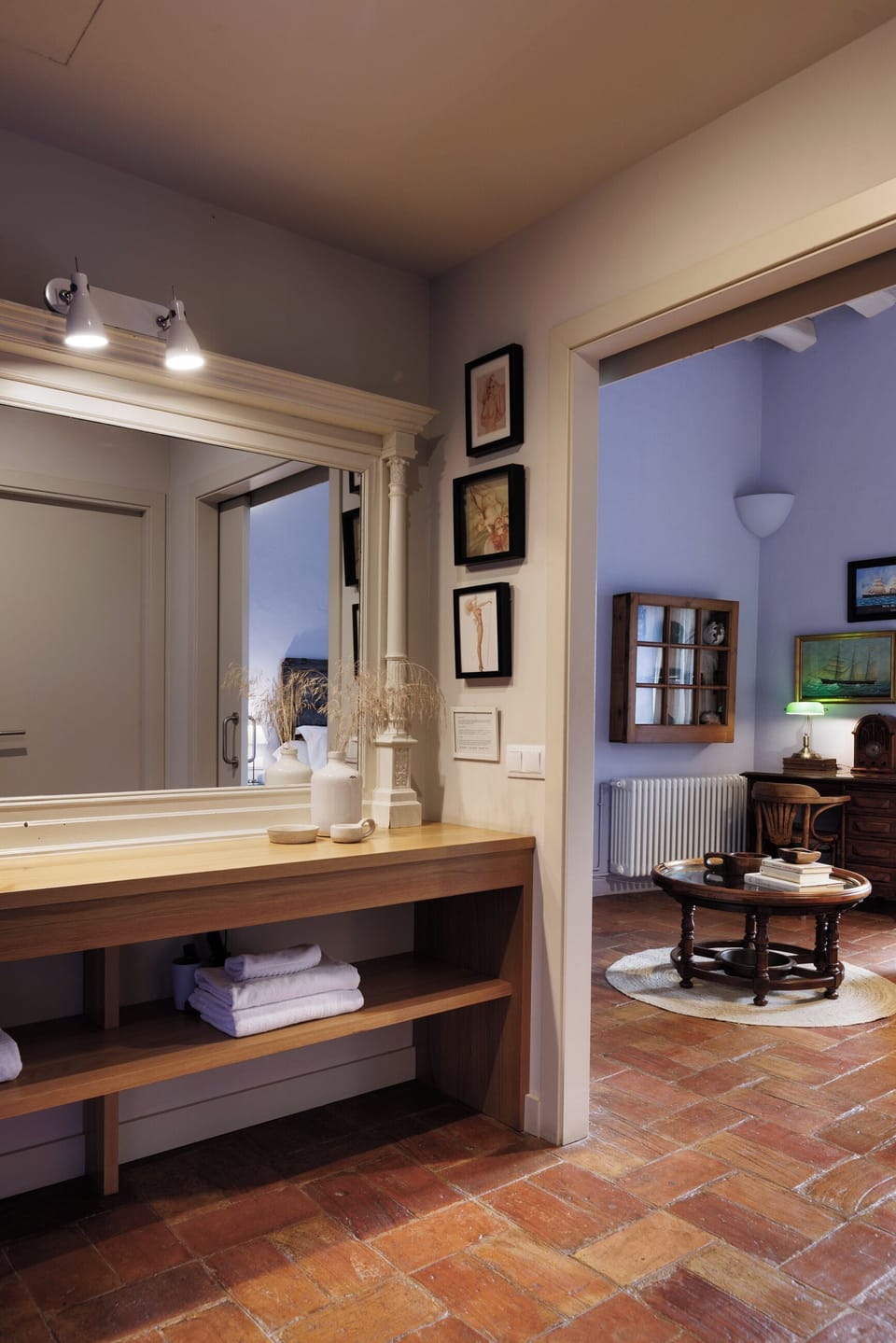 Standard Suite, Fireplace | Bathroom | Free toiletries, hair dryer, towels, soap