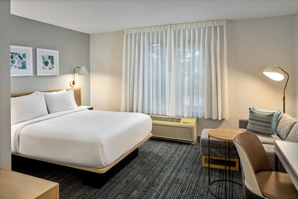 Studio, 1 Queen Bed | In-room safe, desk, iron/ironing board, free WiFi
