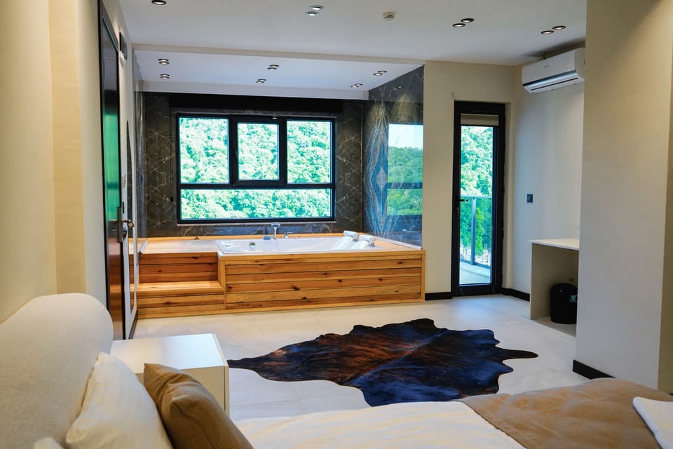 Superior Suite, Sea View | Minibar, in-room safe, blackout drapes, soundproofing
