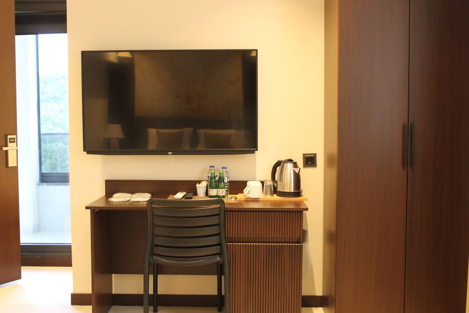 Superior Suite, Sea View | Minibar, in-room safe, blackout drapes, soundproofing