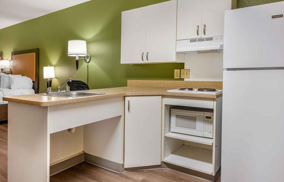Coffee/tea maker, fridge, microwave, stovetop