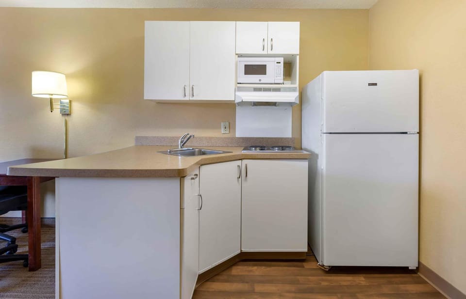 Coffee/tea maker, fridge, microwave, stovetop