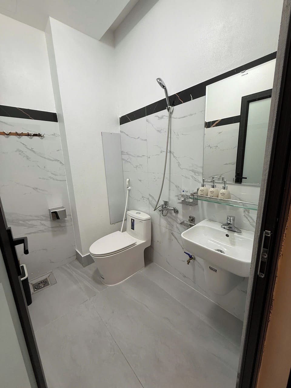 Deluxe Double Room | Bathroom | Shower, hair dryer, towels, soap
