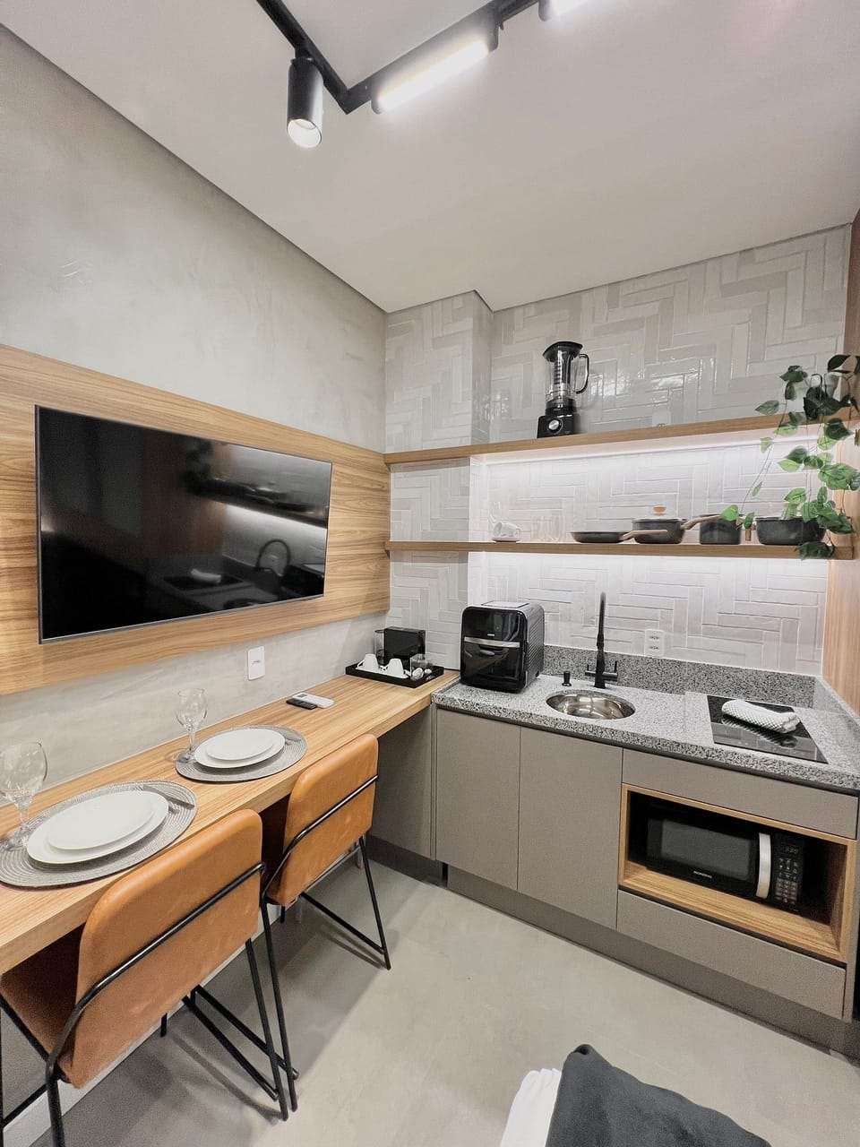 Deluxe Studio | Private kitchen | Mini-fridge, microwave, stovetop, cookware/dishes/utensils