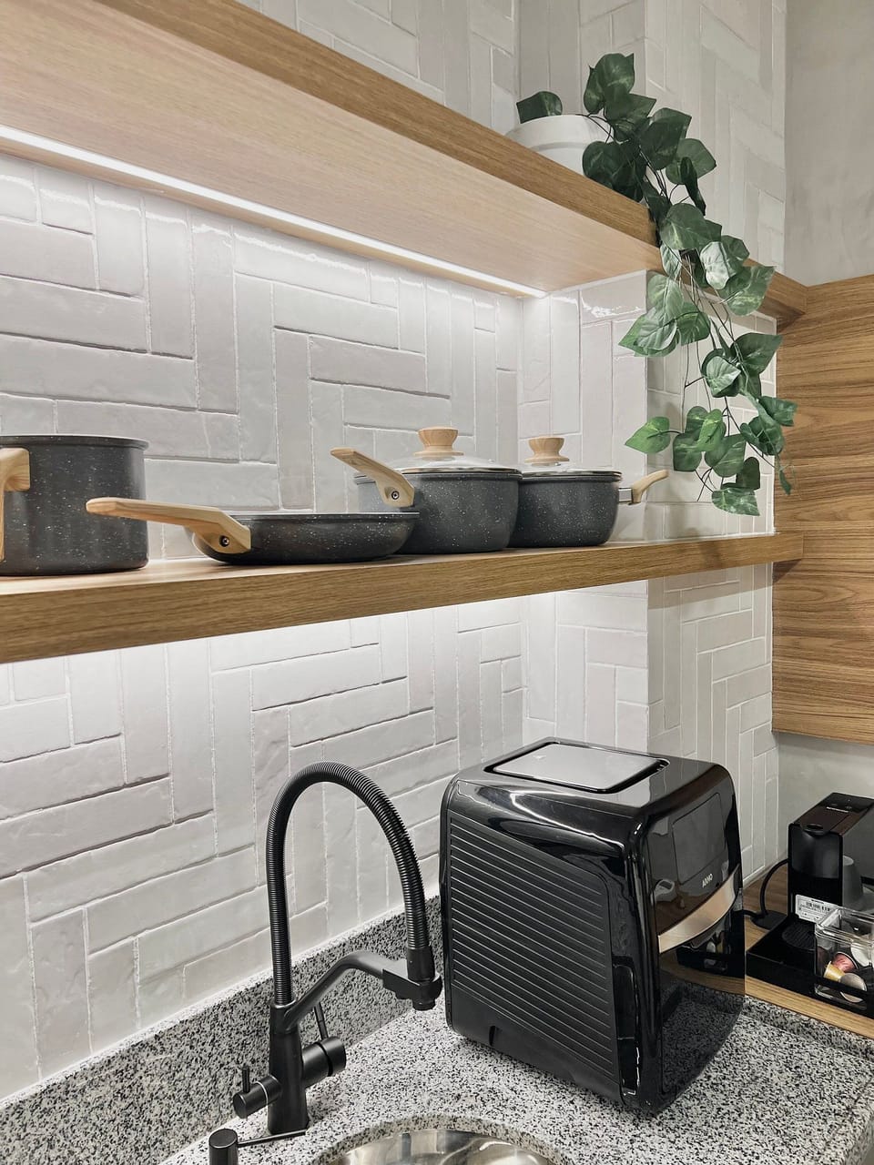 Deluxe Studio | Private kitchen | Mini-fridge, microwave, stovetop, cookware/dishes/utensils