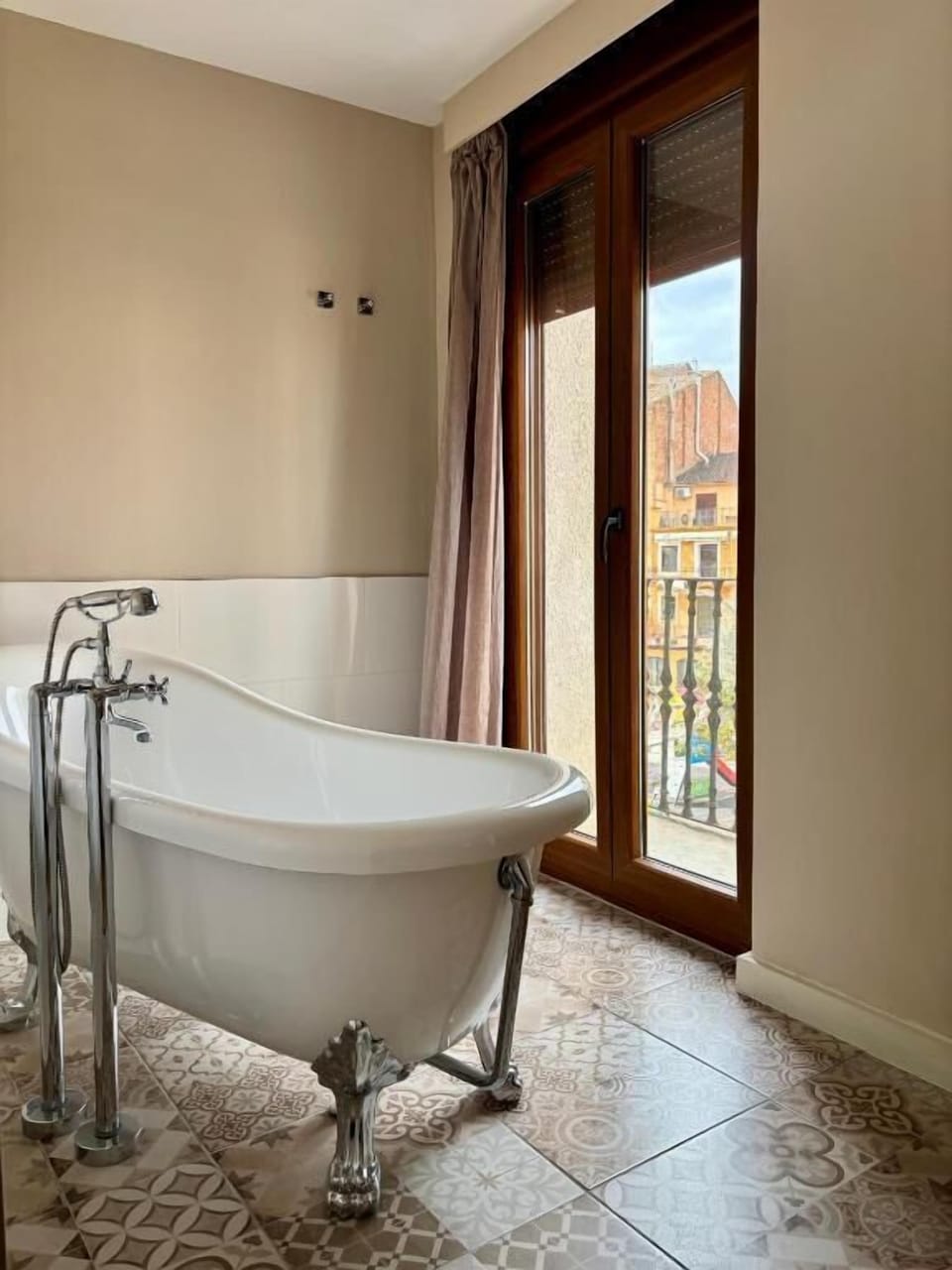 Junior Suite, Balcony, City View | Bathroom | Hair dryer, towels, soap, shampoo