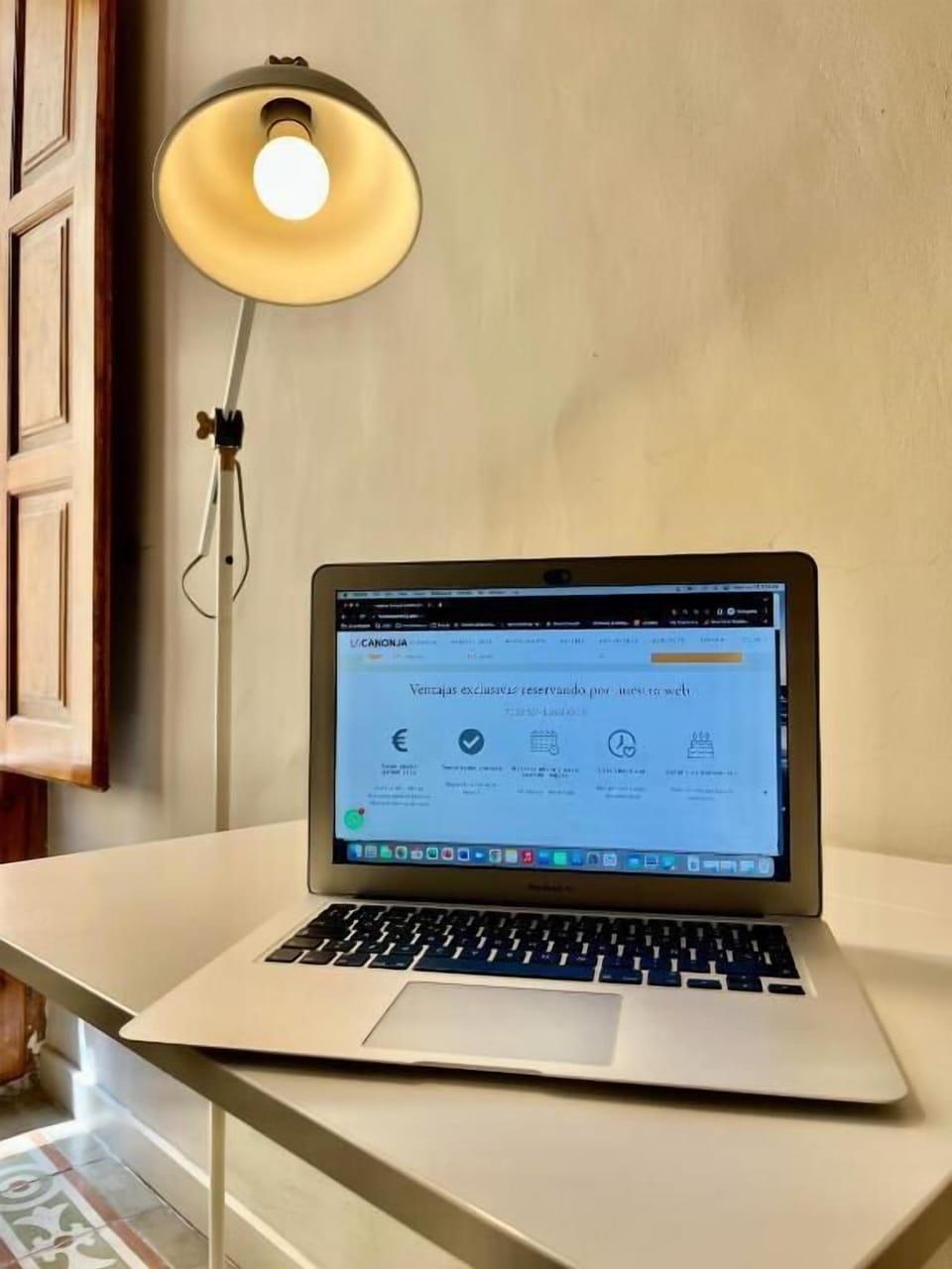 Desk, laptop workspace, free WiFi