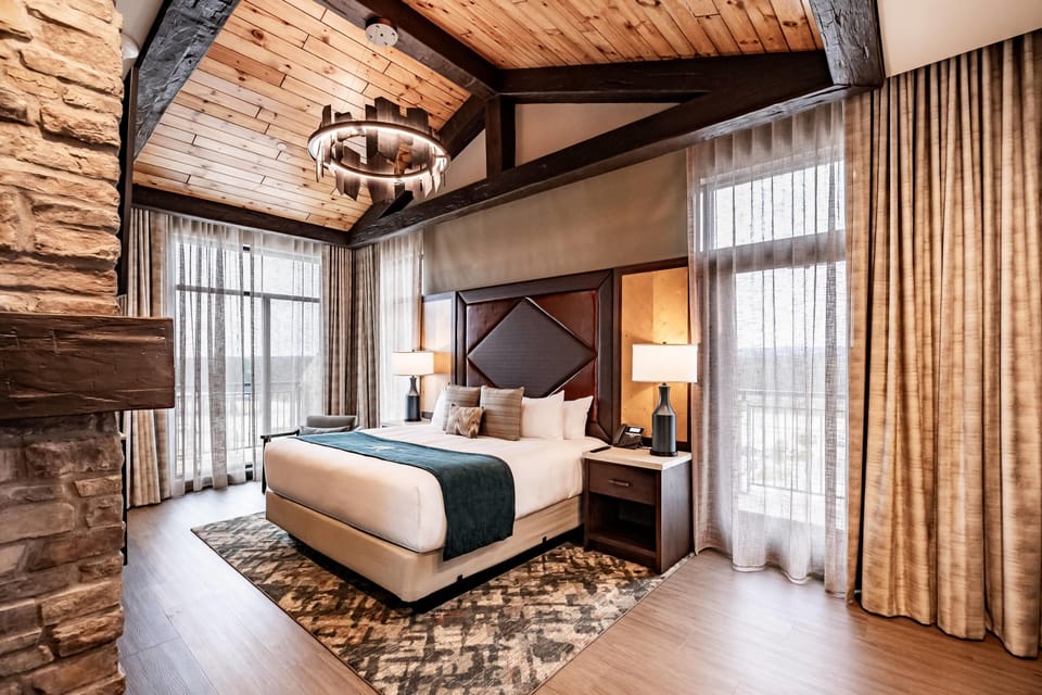 Executive Suite, 1 King Bed with Sofa bed, Non Smoking, Corner | In-room safe, desk, laptop workspace, soundproofing