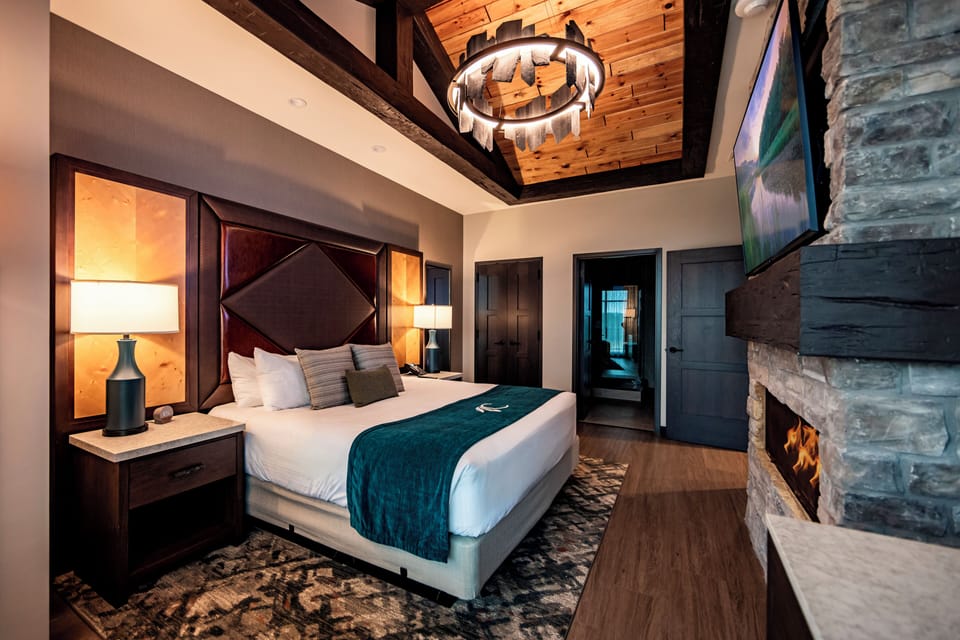 Executive Suite, 1 King Bed with Sofa bed, Non Smoking | In-room safe, desk, laptop workspace, soundproofing